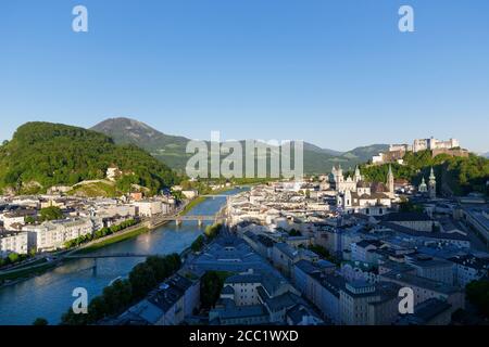 Österreich, Salzburg, Ansicht der Kapuzinerberg Hill und Festung Hohensalzburg am Fluss Salzach Stockfoto