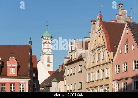 Deutschland, Bayern, Memmingen, Altstadt mit Kreuzherrnkirche Stockfoto