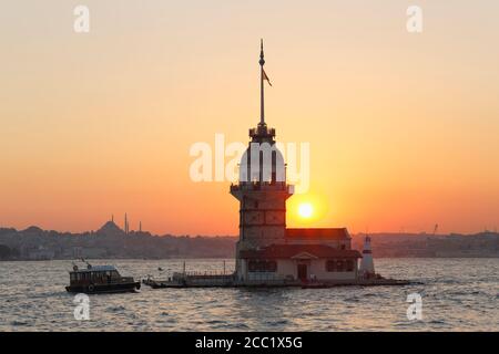 Türkei, Istanbul, Blick auf den Maidenturm und die Suleymaniye Moschee im Hintergrund Stockfoto