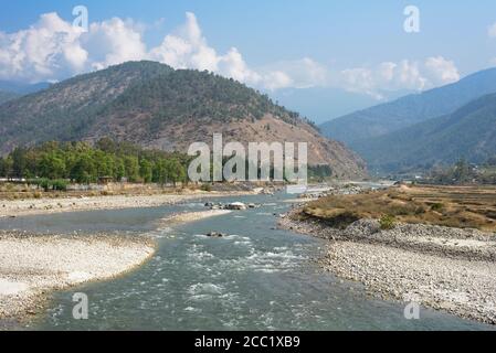 Bhutan, Blick auf Punakha Valley am Flussufer Stockfoto