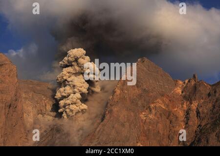 Indonesien, Ansicht der Eruption von Batu Tara Vulkaninsel Stockfoto