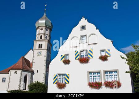 Deutschland, Bayern, Wasserburg, Blick auf die St. Georg Kirche mit Malhaus Stockfoto