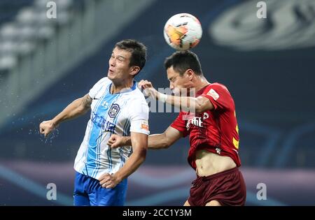 Suzhou (Jiangsu. August 2020. Pan Ximin (R) von Hebei China Fortune vies mit Xiao Zhi von Tianjin TEDA während der 5. Runde zwischen Hebei China Fortune und Tianjin TEDA bei der verschobenen Saison 2020 Chinese Football Association Super League (CSL) Suzhou Division in Suzhou, Ost-China Jiangsu Provinz, 17. August 2020. Quelle: Yang Lei/Xinhua/Alamy Live News Stockfoto