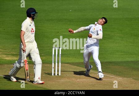 Pakistans Naseem Shah Bowling am fünften Tag des zweiten Testmatches im Ageas Bowl, Southampton. Stockfoto