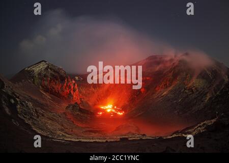 Indonesien, Blick auf die Lava von Krakatau Vulkan ausbricht Stockfoto