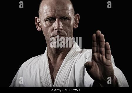 Deutschland, Bayern, reifer Mann beim Karate, Nahaufnahme Stockfoto