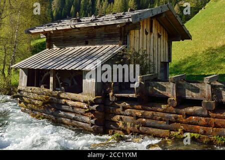 Österreich, Tirol, historische hölzerne Mühle am Seebach Stockfoto