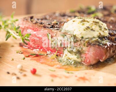 Rumpsteak mit Kräuterbutter auf Holz Stockfoto