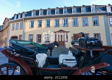 Deutschland, Thüringen, Weimar, Pferdekutsche vor Goethe-Nationalmuseum Stockfoto