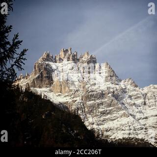Panoramablick auf die Haunold Nordrinne oder Rocca dei Baranci Schöne Dolomitenberge der italienischen Alpen von der Fiscalina Tal im Winter Stockfoto