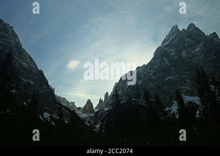 Sesto, Italien - suggestive Blick im Hintergrund auf Croda dei Toni, schöne Dolomitengruppe der italienischen Alpen aus dem Tal von Fiscalina in Win Stockfoto