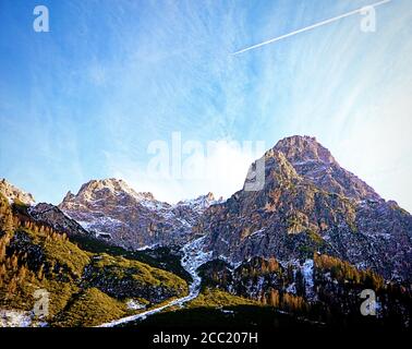 Italienische Alpenlandschaft, schöne Winteransicht der Sextner Dolomiten (Sextner Dolomiten) an einem sonnigen Tag vom Val Fiscalina (Fiscalinatal) Stockfoto