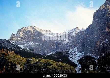 Italienische Alpenlandschaft, schöne Winteransicht der Sextner Dolomiten (Sextner Dolomiten) an einem sonnigen Tag vom Val Fiscalina (Fiscalinatal) Stockfoto