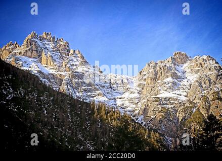 Panoramablick auf die Haunold Nordrinne oder Rocca dei Baranci Schöne Dolomitenberge der italienischen Alpen von der Fiscalina Tal im Winter Stockfoto
