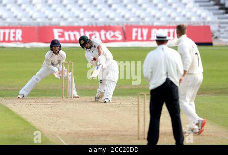 Nottinghamshire Captain Steven Mullaney (zweiter links) trifft am dritten Tag des Bob Willis Trophy-Spiels in Trent Bridge, Nottingham. Stockfoto