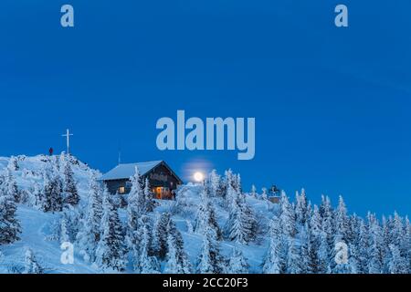 Deutschland, Bayern, Mondaufgang über die Hütte und Gipfel zu überqueren, am Berg im Bayerischen Wald Stockfoto