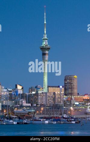 Neuseeland, Auckland, Sky Tower, Westhaven Marina Stockfoto