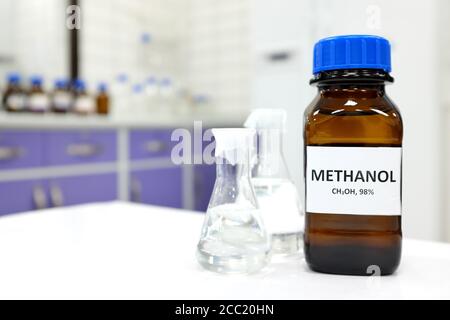 Selektiver Fokus der Methanol-Braunglas-Flasche in einem Labor. Unscharfer Hintergrund mit Kopierbereich. Stockfoto