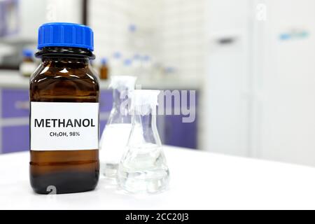 Selektiver Fokus der Methanol-Braunglas-Flasche in einem Labor. Unscharfer Hintergrund mit Kopierbereich. Stockfoto