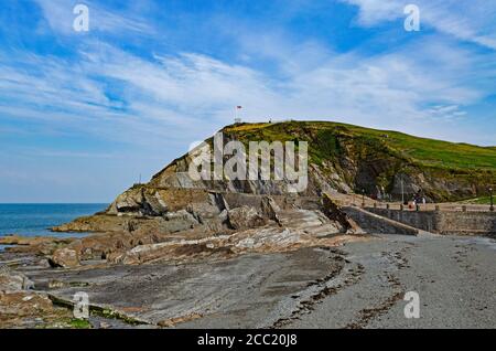 Der felsige, wilde Strand bei ilfracombe devon, mit einem Capstone Hill im Hintergrund Stockfoto