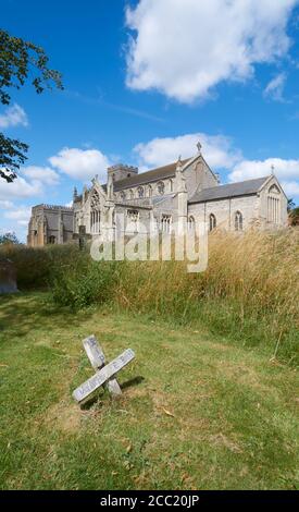 Eine hölzerne Grabmarke an der Saint Margaret's Church, Cley next the Sea, Norfolk, UK. Stockfoto