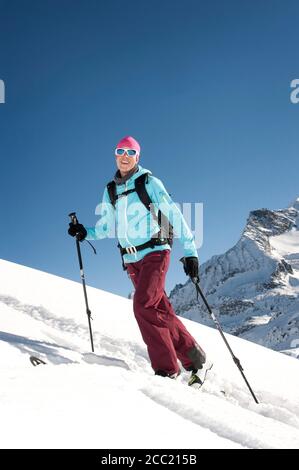 Österreich, Frau Skifahren am Berg im Salzburger Land Stockfoto