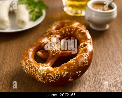 Zwei Brezeln mit deutschen Weißwurst und süßem Senf Stockfoto