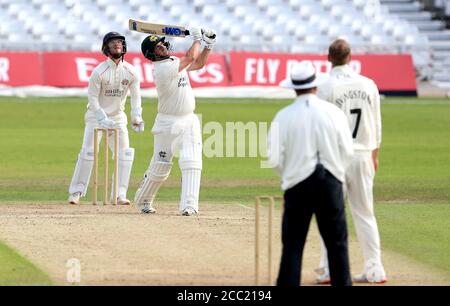 Nottinghamshire Captain Steven Mullaney (zweiter links) trifft am dritten Tag des Bob Willis Trophy-Spiels in Trent Bridge, Nottingham. Stockfoto