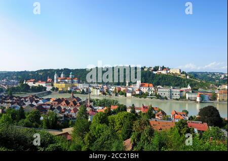 Deutschland, Bayern, Ansicht von Passau mit St Stephans Cathedral und Inn Fluss Stockfoto