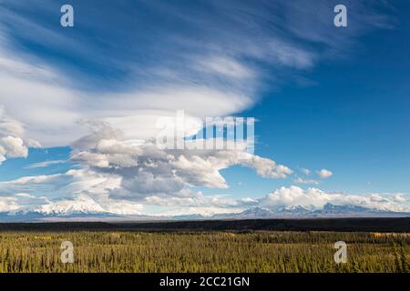 USA, Alaska, Blick auf Mount Sanford und Mount Trommel Stockfoto