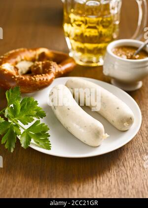 Bayerische Weißwurst mit Brezel und Bier Stockfoto