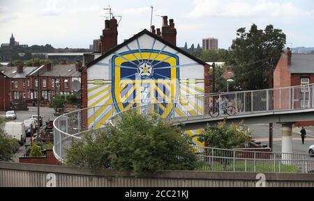 Ein Wandgemälde von Leeds United, das auf der Seite von Häusern in Tilbury Mount in Holbeck gemalt wurde, als Huddersfield Town gegen West Bromwich Albion in einem Match aufgeht, das ihre Beförderung zur Premier League besiegeln könnte. Stockfoto