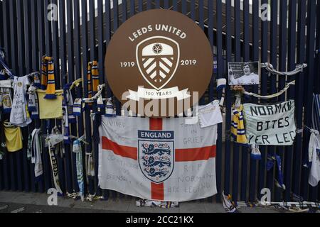 Der ehemalige Leeds United-Spieler Norman Hunter hat Tribute von Fans außerhalb der Elland Road gemacht, als Huddersfield Town gegen West Bromwich Albion in einem Spiel, das ihre Beförderung in der Premier League besiegeln könnte. Stockfoto