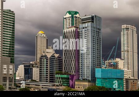 Bangkok, Thailand - Aug 13, 2020 : Dunkle Sturmwolken vor Regen von Bangkok City mit District Office Gebäude und Zentrum für Business am Abend. Stockfoto