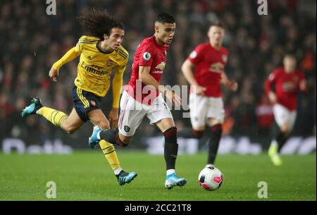 Andreas Pereira von Manchester United läuft beim Premier League-Spiel in Old Trafford, Manchester, vor der Herausforderung von Matteo Guendouzi von Arsenal ab. Stockfoto