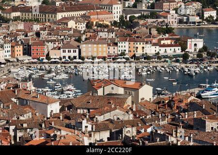 Kroatien, Blick von der Kirche Sv Eufemija auf den Hafen von Rovinj Stockfoto