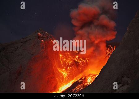 Indonesien, Blick auf die Lava durchbrechenden von Batu Tara-Vulkan-Insel Stockfoto