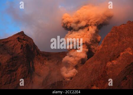 Indonesien, Ansicht der Eruption von Batu Tara Vulkaninsel Stockfoto