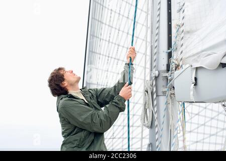 Deutschland, Ostsee, Lübecker Bucht, junger Mann auf Deck der yacht Stockfoto