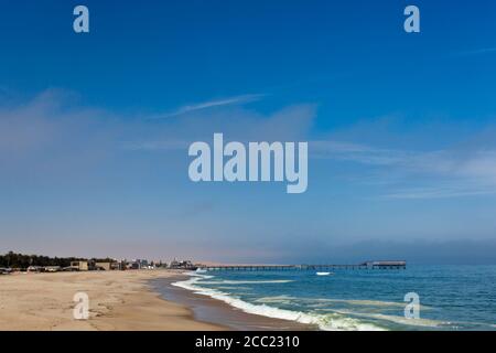 Afrika, Namibia, Namib Wüste, Swakopmund, Blick auf den Steg mit Atlantischen Ozean Strand Stockfoto