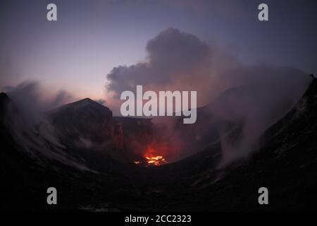 Indonesien, Blick auf die Lava von Krakatau Vulkan ausbricht Stockfoto