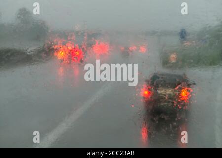 Deutschland, Blick durch die Windschutzscheibe des fahrenden Auto Stockfoto