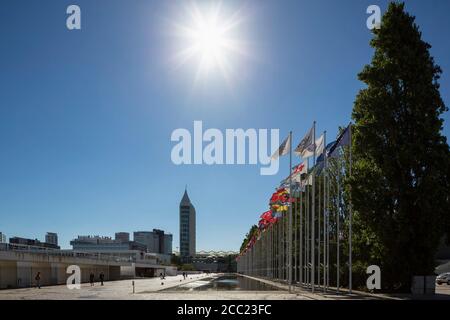 Portugal, Lissabon, Flaggen der Nationen im Parque Das Nacoes Stockfoto