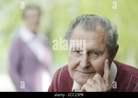 Deutschland, Köln, Porträt von senior paar im park Stockfoto