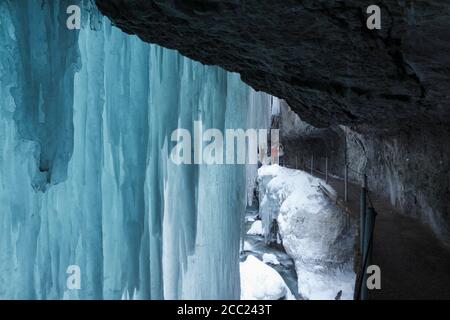 Deutschland, Bayern, Oberbayern, Garmisch-Partenkirchen, Blick auf Eiszapfen in der Partnachklamm Schlucht Stockfoto
