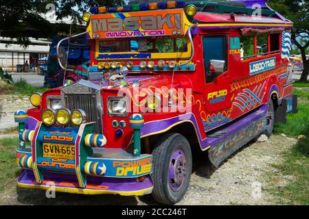 Philippinen, Visayas Inseln, Bohol Insel, Tagbilaran Stadt, Jeepney, der lokale Bus. Stockfoto