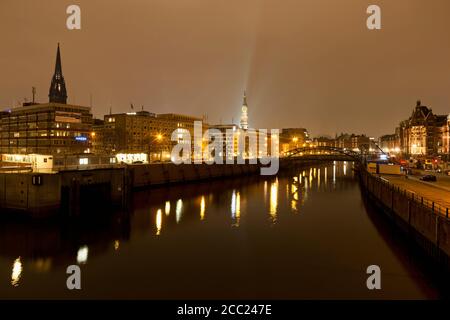 Deutschland, Hamburg, Ansicht der Kirche mit Elbe River bei Nacht Stockfoto