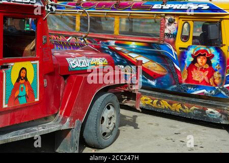 Philippinen, Visayas Inseln, Bohol Insel, Tagbilaran Stadt, Jeepney, der lokale Bus. Stockfoto