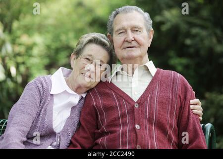 Deutschland, Köln, Porträt von senior paar im Park sitzt lächelnd Stockfoto