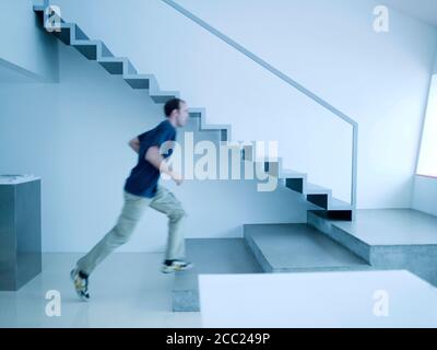 Junger Mann laufen, seitliche Ansicht Stockfoto